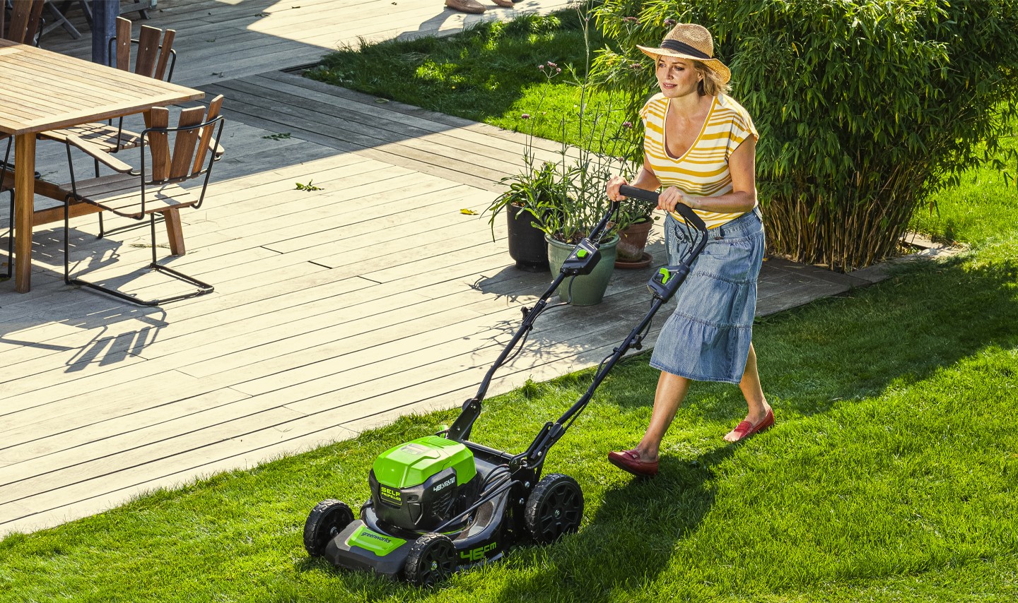 Женщине важно подобрать газонокосилку, работать которой будет легко и приятно