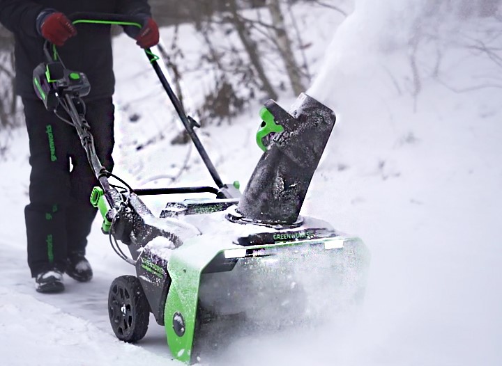 Профессиональный снегоуборщик, обладающий достаточной мощностью для эффективной очистки снега даже на больших территориях