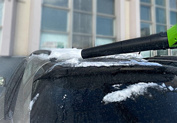 Воздуходув для очистки машины от снега