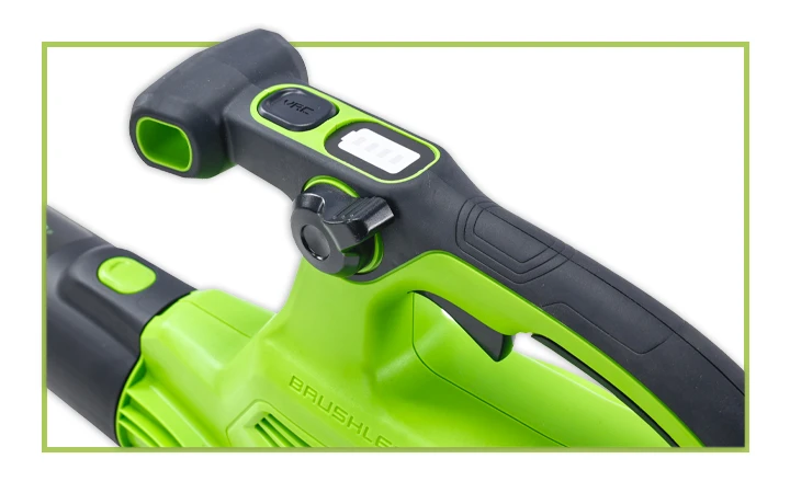 Прорезиненная рукоятка Рукоятка воздуходува прорезинена, чтобы рука не соскальзывала во время работы.