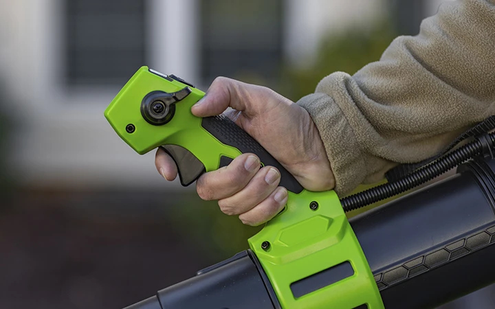 Включение одной кнопкой Для запуска воздуходува необходимо только нажать кнопку включения.