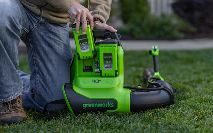 2 слота для аккумуляторов Воздуходув оснащен двумя слотами для аккумуляторов