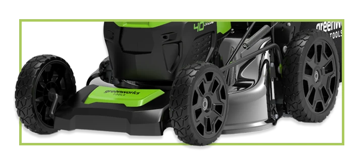 Задние колеса газонокосилки имеют больший диаметр, чем передние Задние колеса имеют больший диаметр, чем передние.