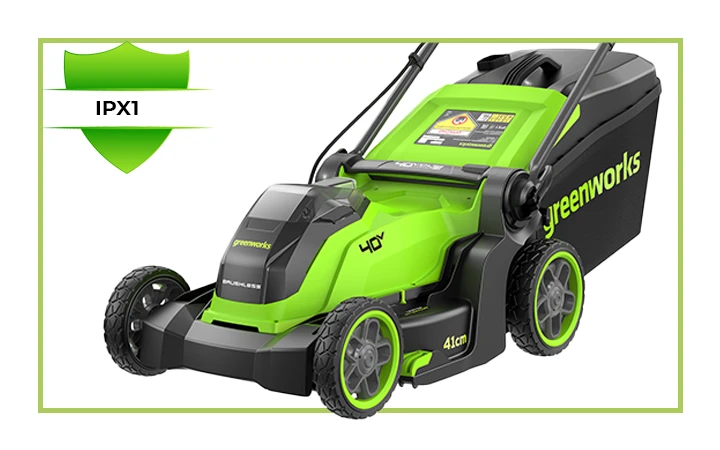 Защищает от вертикально падающих капель воды и имеет степень защиты IPX1.