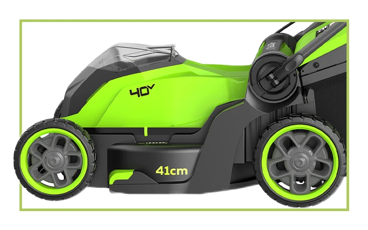 Задние колеса имеют больший диаметр
Задние колеса - 20 см, передние - 18 см