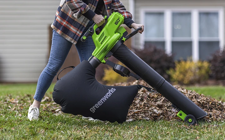 Данное устройство может работать также в режиме пылесоса и собирать листья и мелкий мусор в специальный мешок.