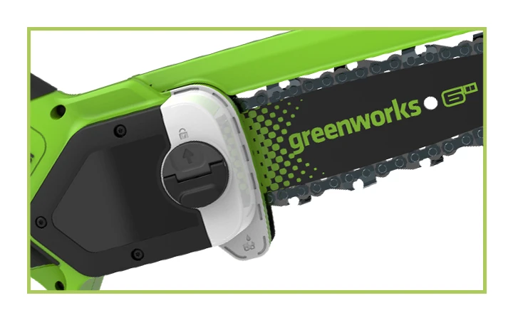 Пила оборудована автоматической системой смазки цепи, которая подаёт масло равномерно во время работы
Пила в работе