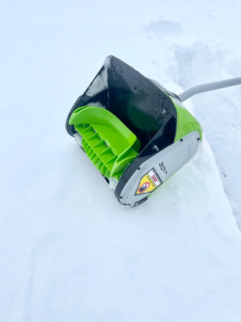  Снегоуборщик аккумуляторный Greenworks GD40SSK8, 40V, 30 см, бесщеточный, с 1хАКБ 8 А.ч и ЗУ фото №1 от Ирина (27.02.2024)